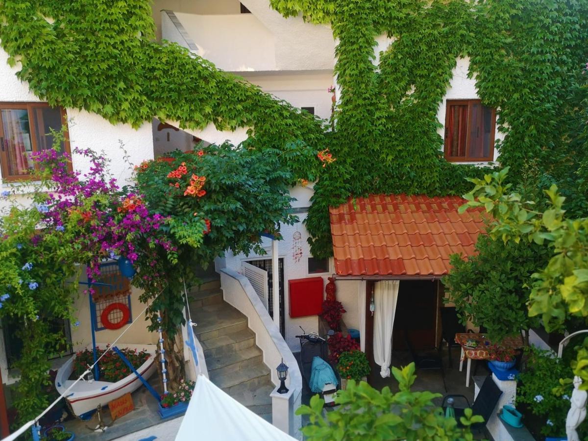 Haus Niko Apartments And Suites Néa Potídea Kültér fotó