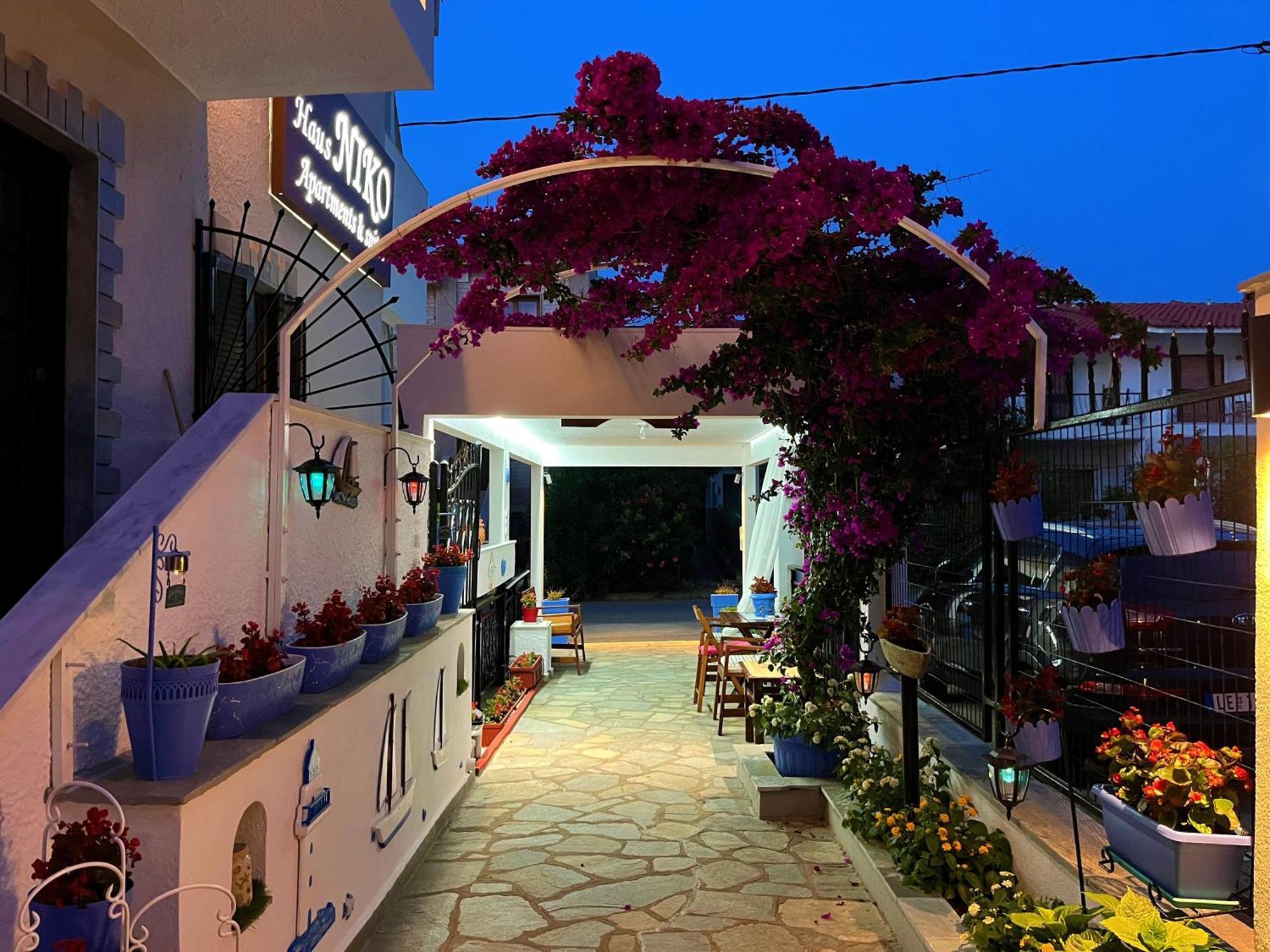 Haus Niko Apartments And Suites Néa Potídea Kültér fotó